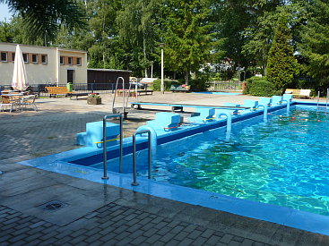 Das Sprungbrett am großen Becken. Das Sprungbrett am großen Becken.